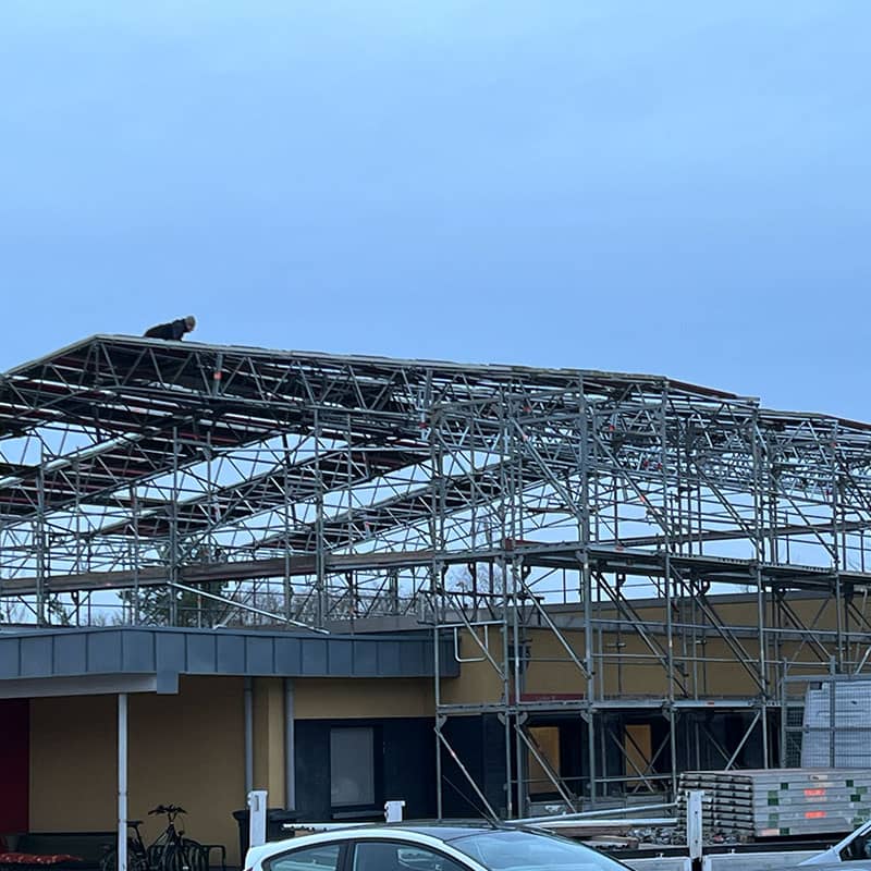 Freitragendes Wetterschutzdach über einer Baustelle in Perleberg, SCHWAN Gerüstbau 2022