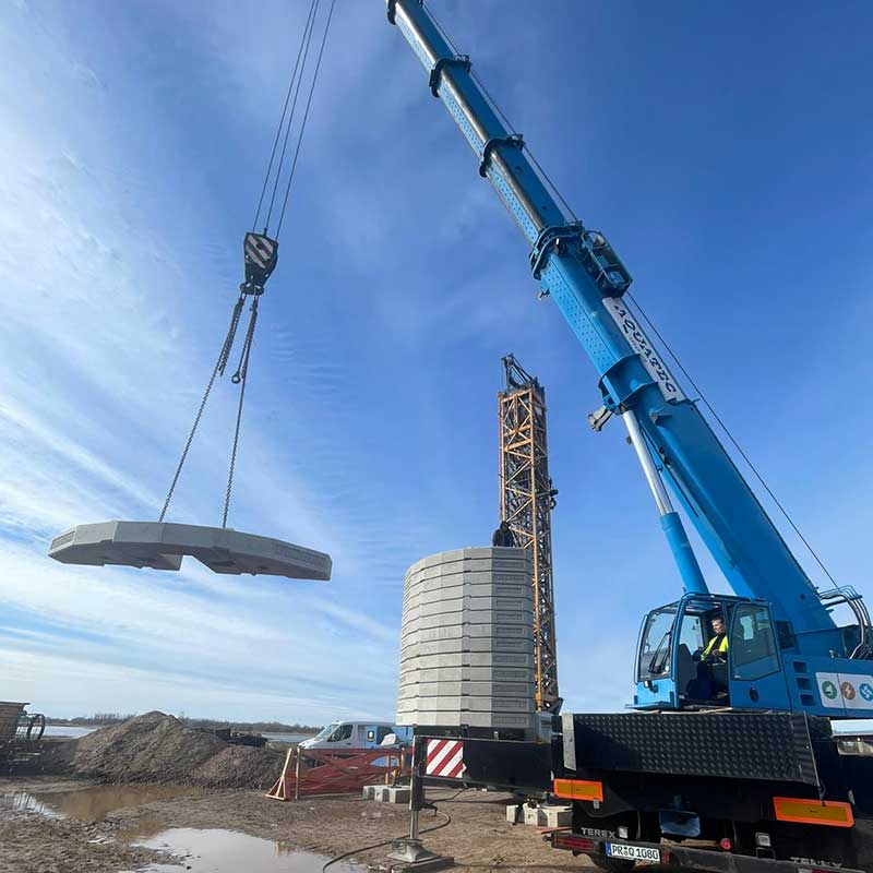 Brückenbaustelle an der Elbe bei Wittenberge, SCHWAN Gerüstbau bei der Einrüstung der A14-Brücke