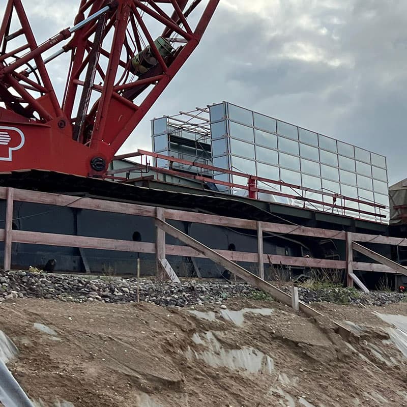 Mobilkrane und Gerüstbau auf Baustelle