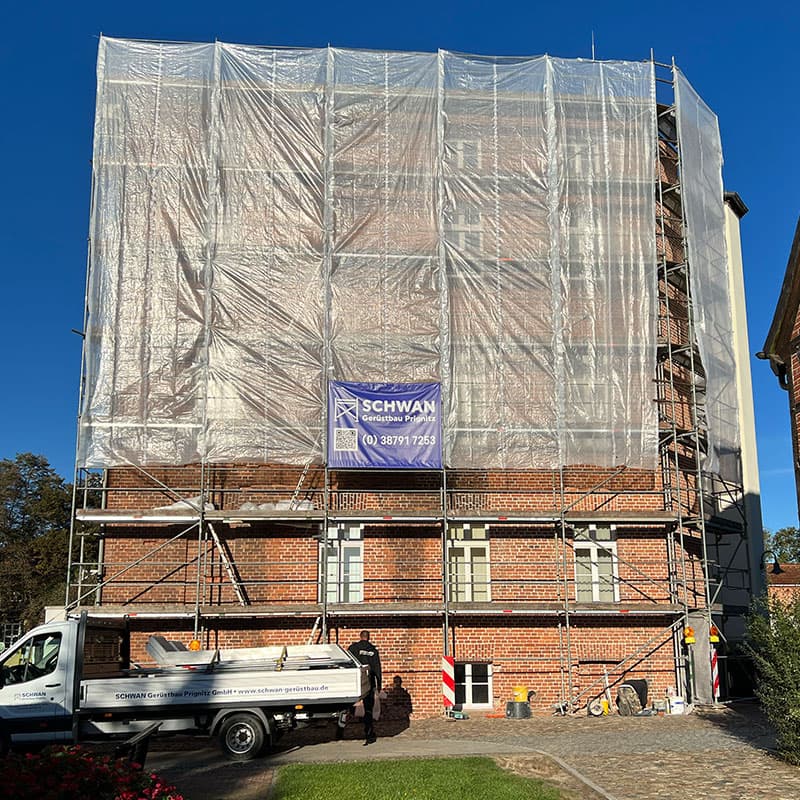 Präzisionsgerüst am historischen Rathaus Bad Wilsnack während der Denkmalsanierung, 2022
