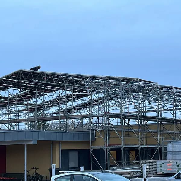 Freitragendes Wetterschutzdach über einer Baustelle in Perleberg, SCHWAN Gerüstbau 2022