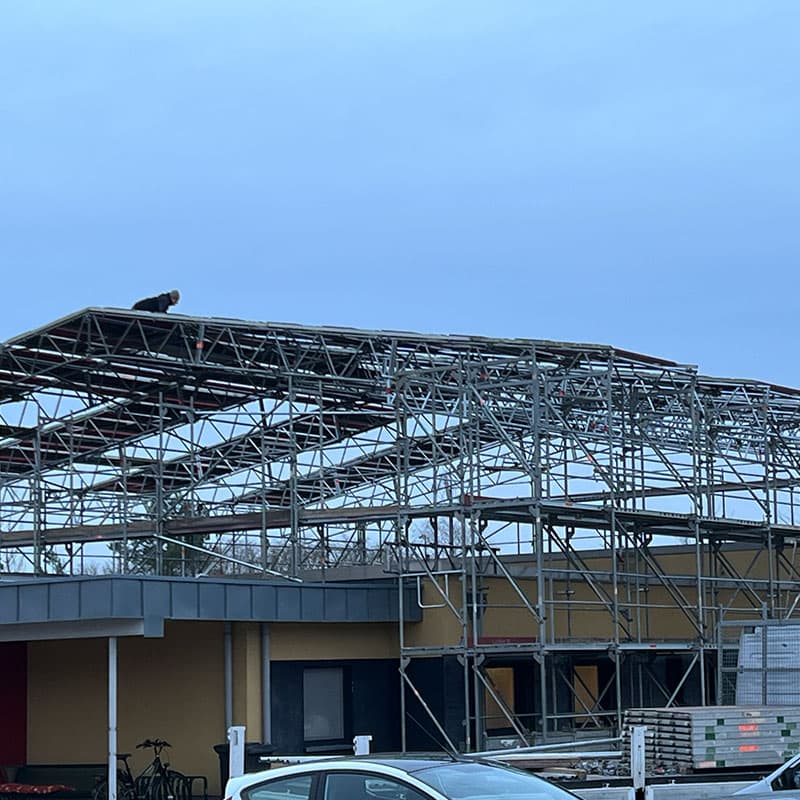 Freitragendes Wetterschutzdach über einer Baustelle in Perleberg, SCHWAN Gerüstbau 2022