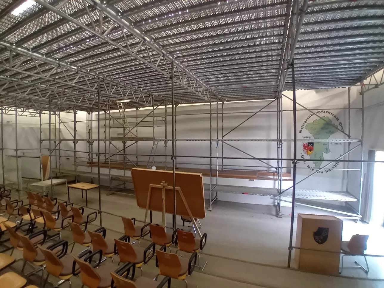 Raumgerüst mit vollflächiger Arbeitsplattform unter der Decke des Blüchersaals in der Altmark-Kaserne, SCHWAN Gerüstbau 2024