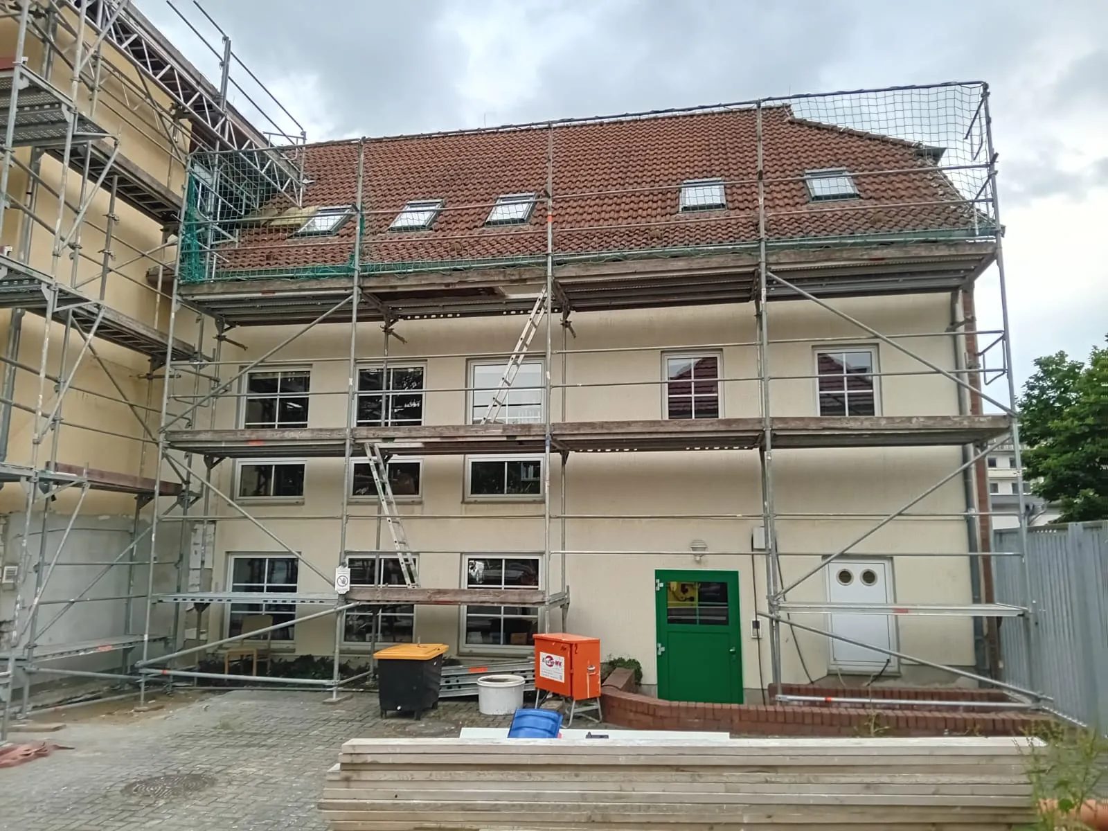 Eingerüstete Hofseite der Bibliothek Gardelegen mit Dachfangschutz und Schutznetz