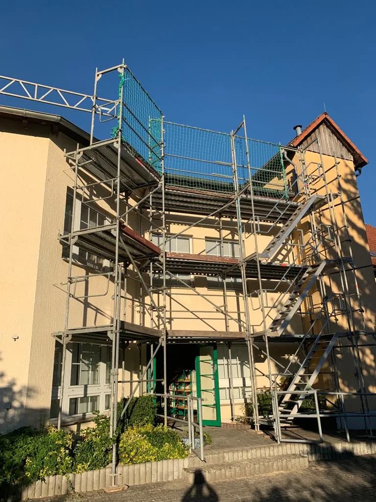 Fassadengerüst mit Treppenturm am Eingangsbereich der Bibliothek Gardelegen bei Abendsonne