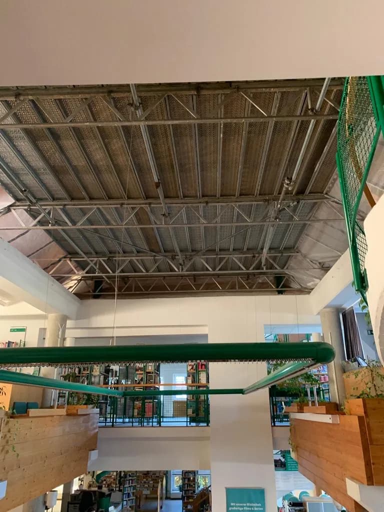 Raumgerüst über der Galerie der laufenden Bibliothek Gardelegen, Staubschutz während des Umbaus