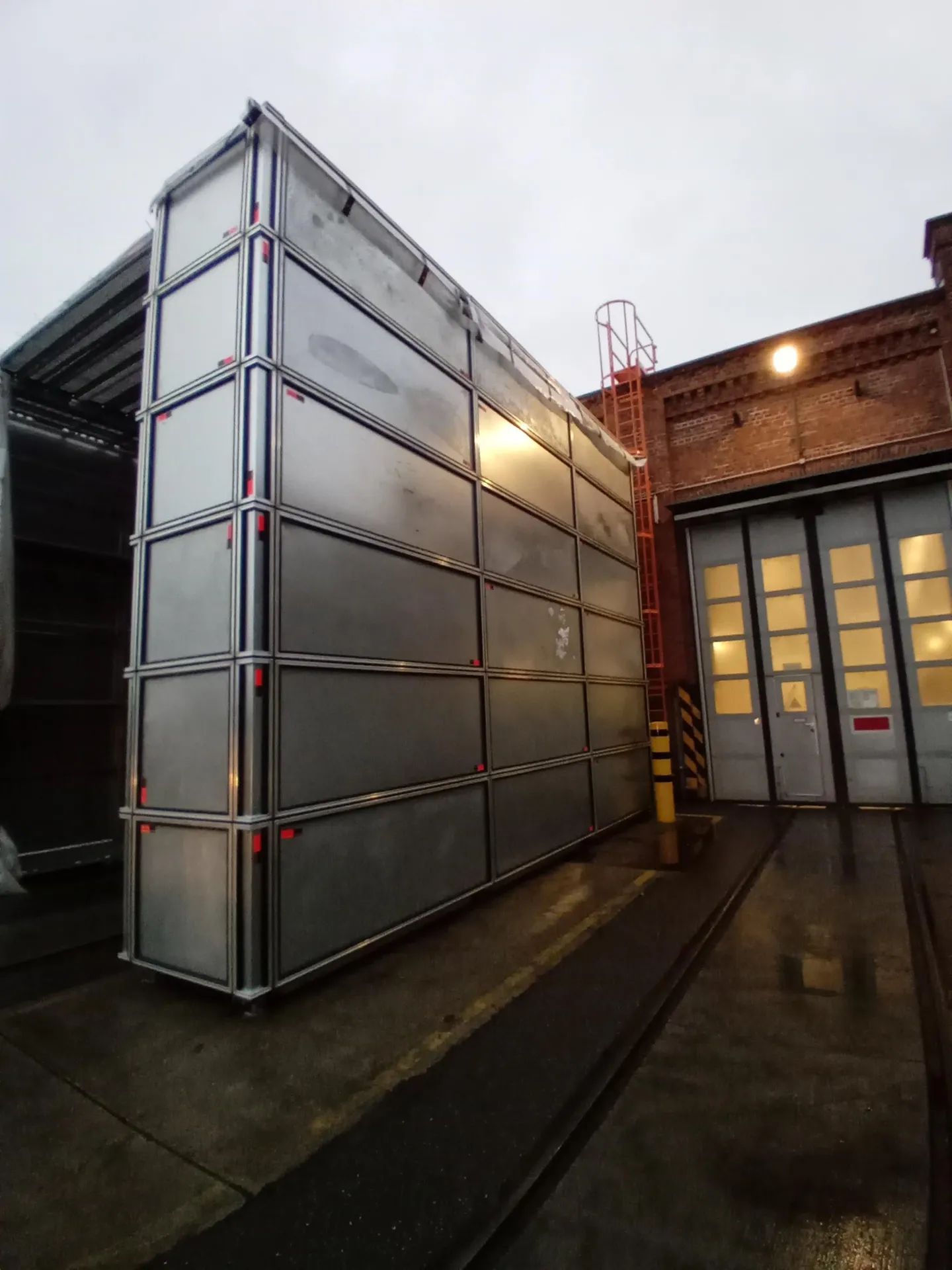 Einhausung als Schutzdach mit Kassettenpaneelen vor der DB-Werkhalle in der Breeser Straße in Wittenberge, SCHWAN Gerüstbau