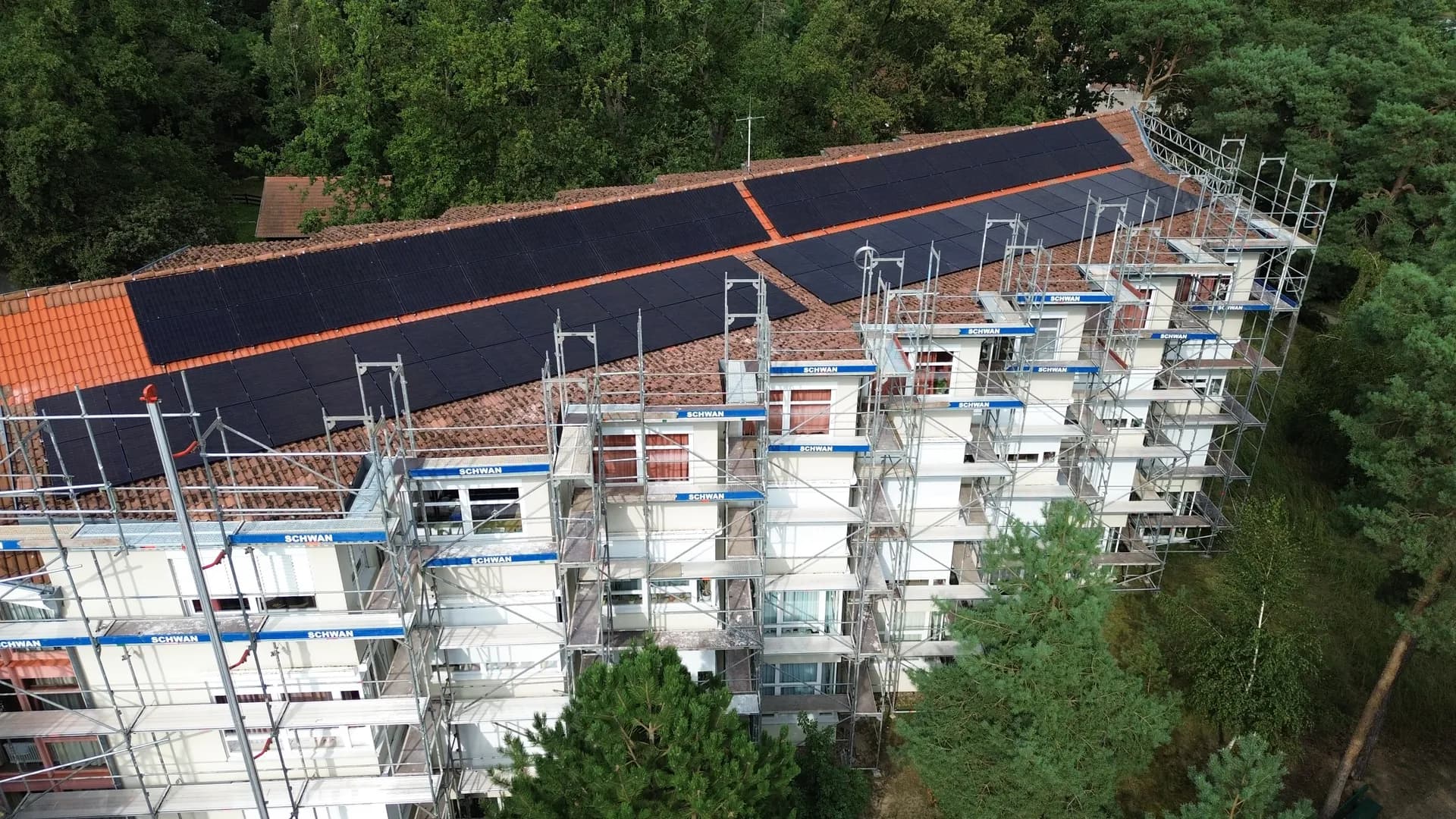 Drohnenaufnahme des Fassadengerüsts am DRK-Gebäude in Lenzen mit montierter PV-Anlage auf dem Dach, SCHWAN Gerüstbau