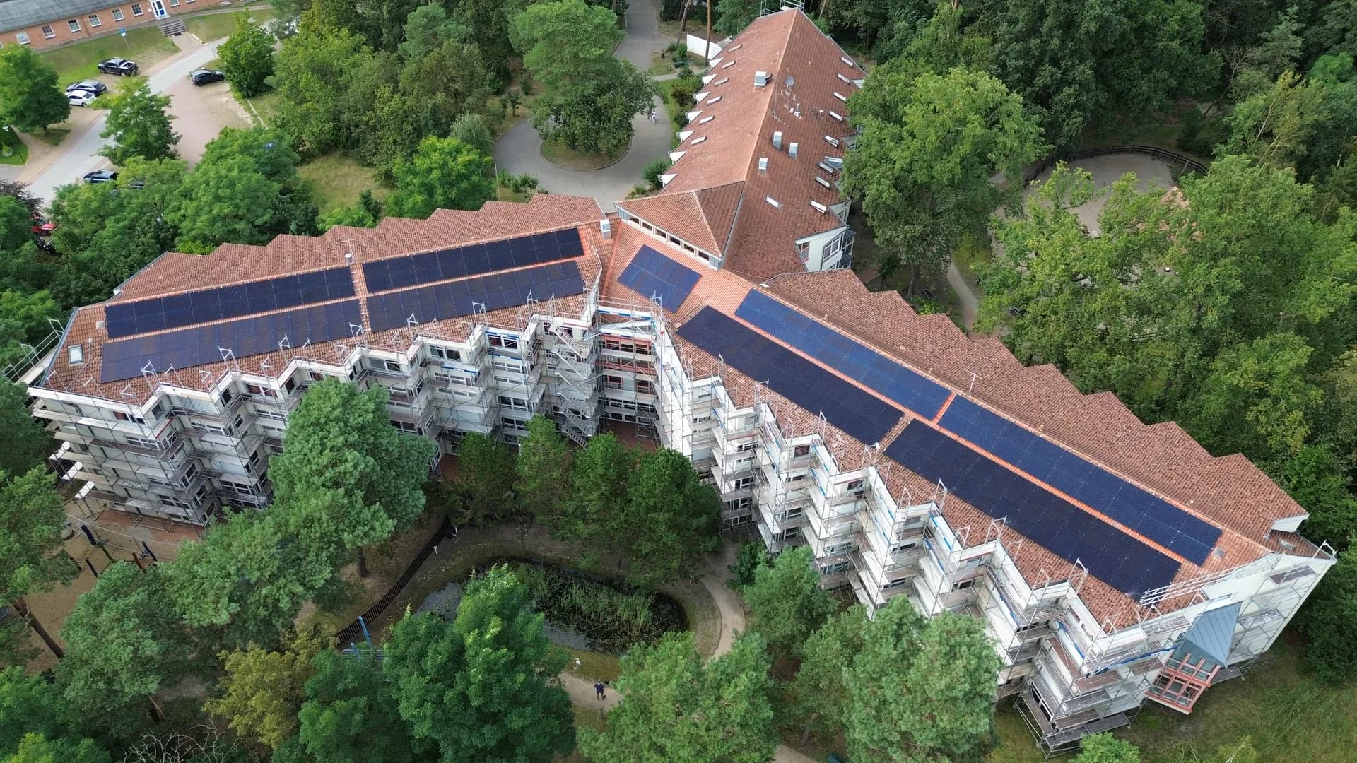 Drohnen-Gesamtansicht des eingerüsteten DRK-Gebäudekomplexes in Lenzen mit PV-Modulen auf beiden Dachflächen