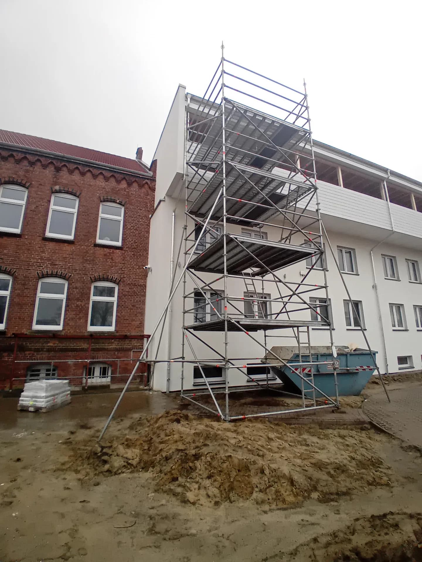 Lastenturm in Modulbauweise mit auskragenden Plattformen vor der frisch verputzten Fassade, Kinderheim Wittenberge