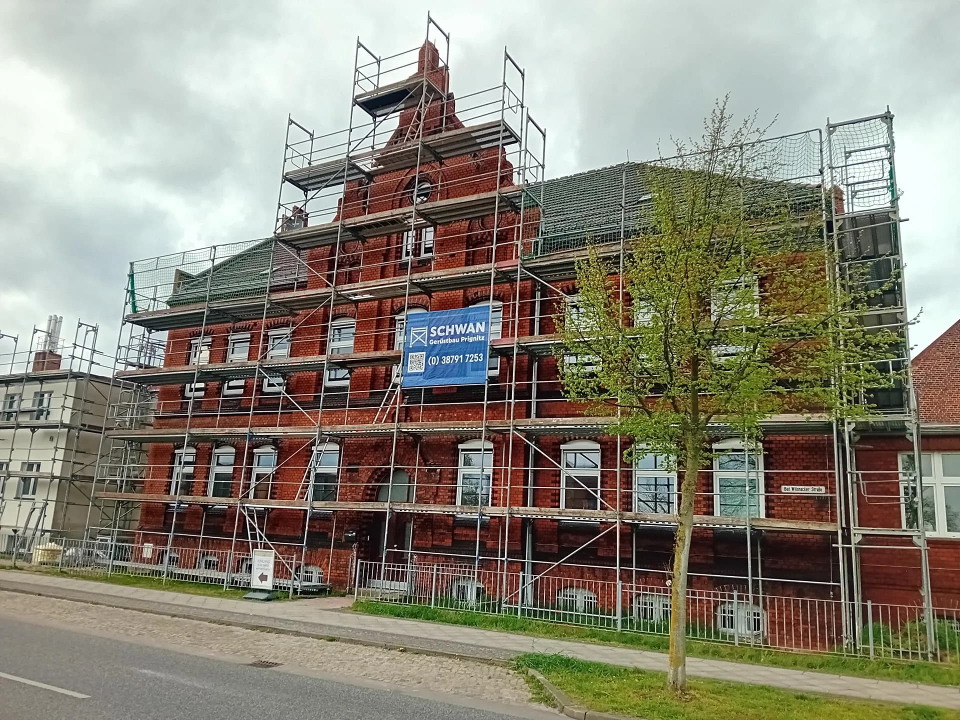 Fassadengerüst mit Dachfangschutz am historischen Backsteingebäude des Kinderheims in der Bad Wilsnacker Straße, Wittenberge