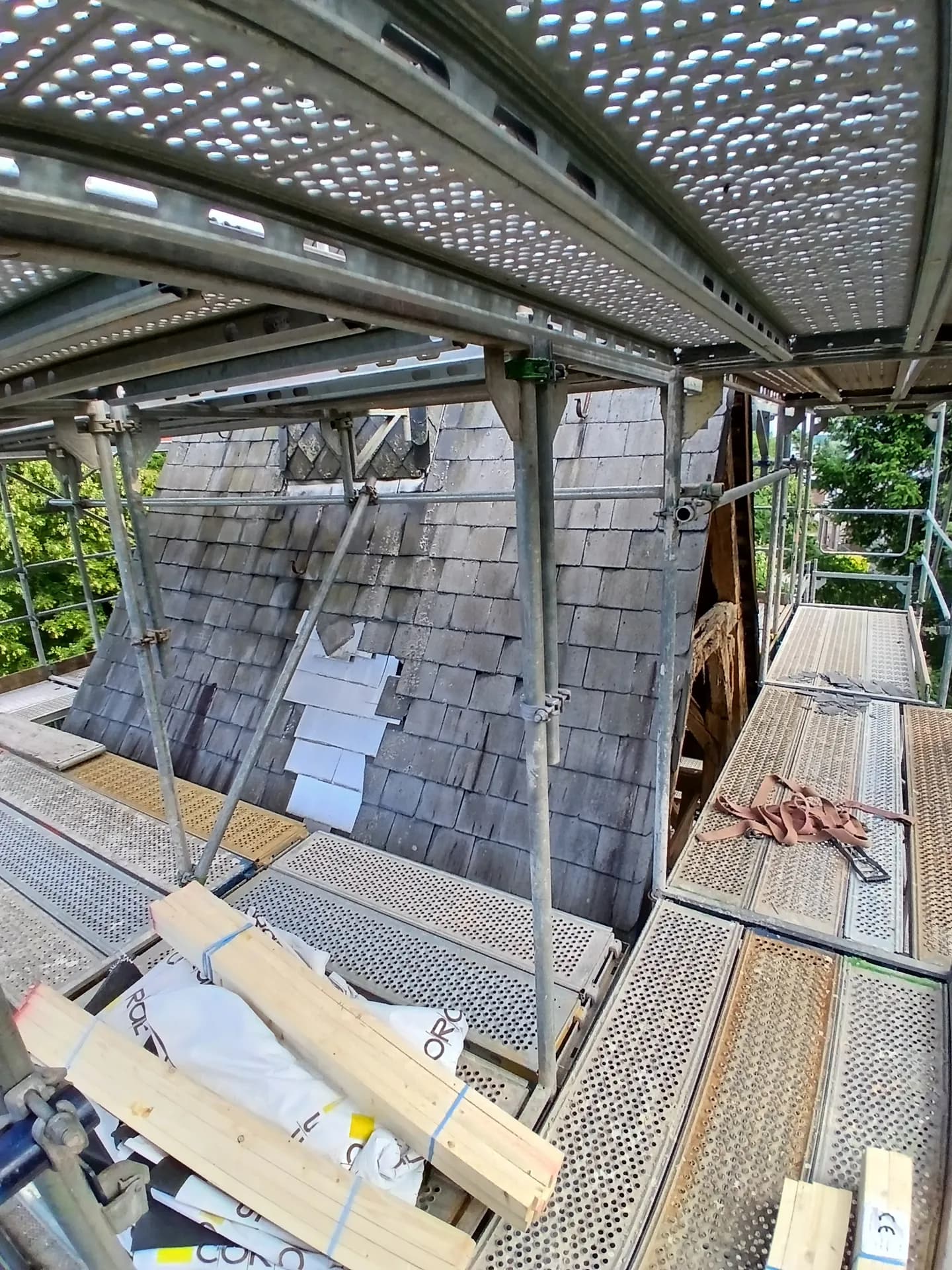 Materiallagerung auf der Arbeitsebene am Turmhelm der Dorfkirche Gnewikow