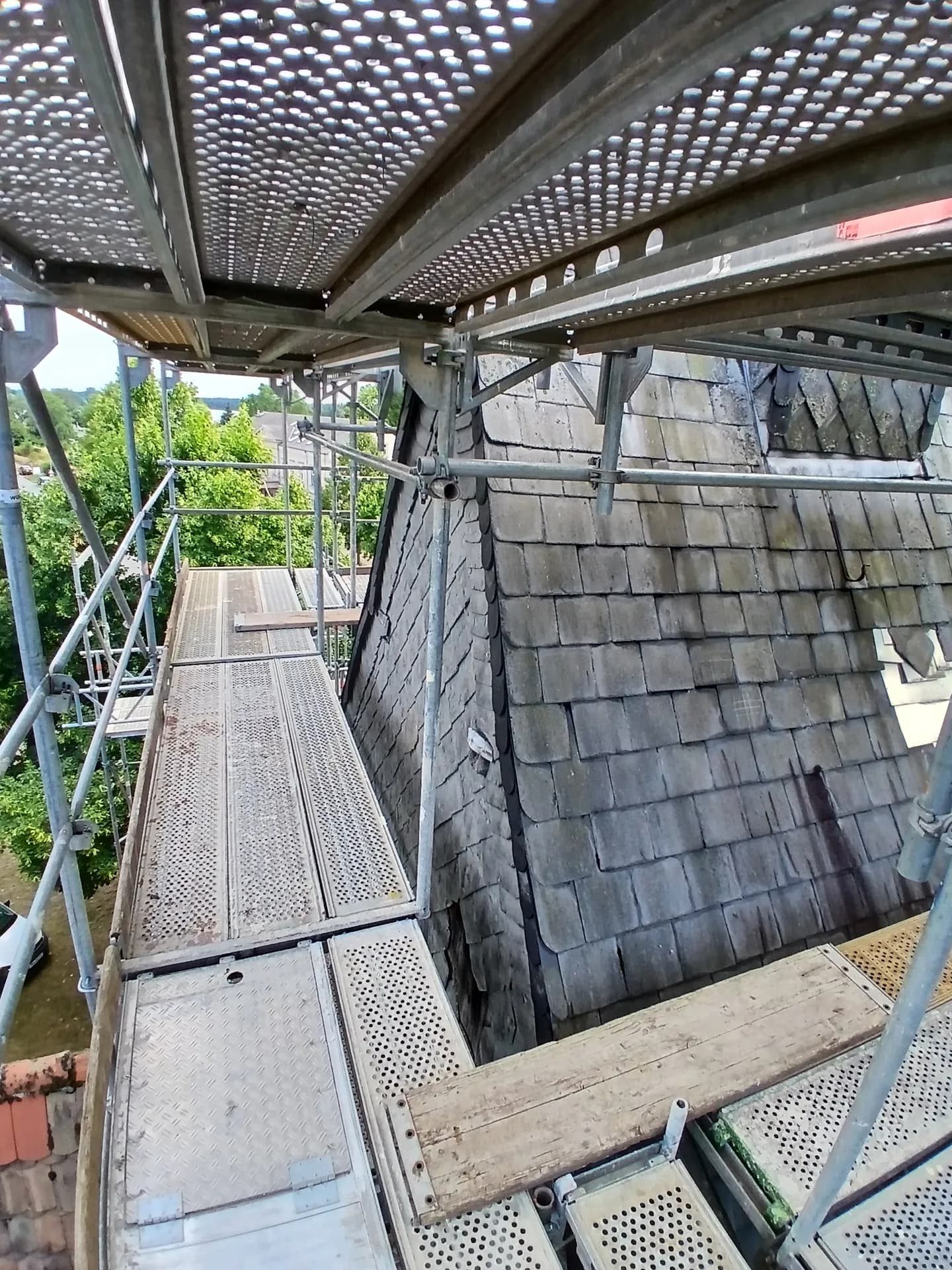 Blick vom Gerüst über die verwitterte Schieferdeckung des Turmhelms, Dorfkirche Gnewikow