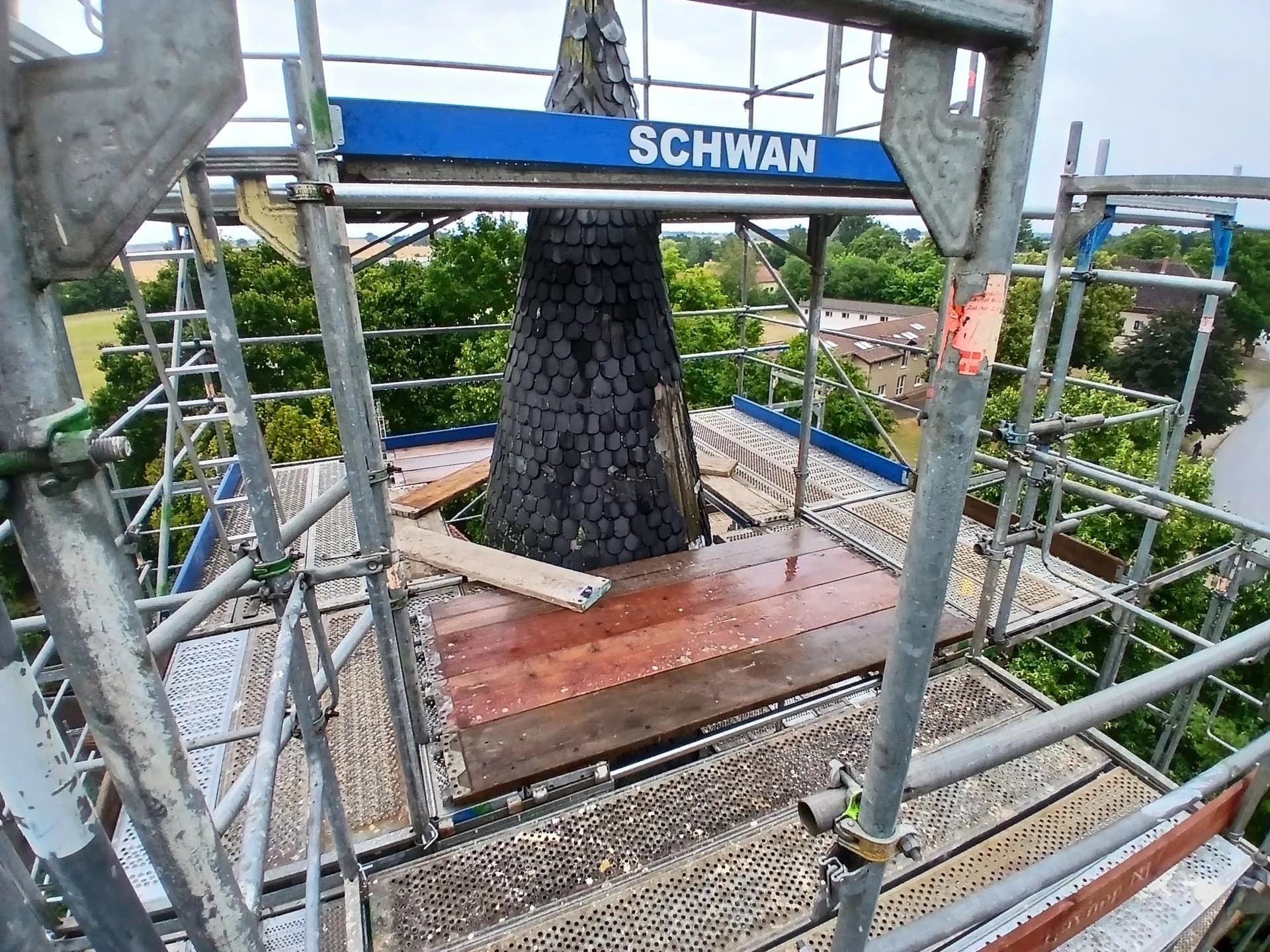 Oberste Gerüstlage mit SCHWAN-Gitterträger an der Turmspitze der Dorfkirche Gnewikow, SCHWAN Gerüstbau