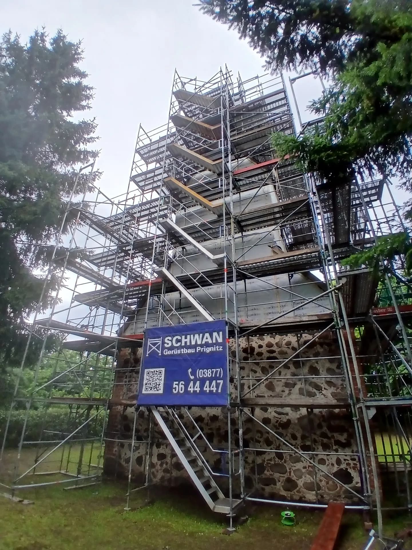 Treppenturm mit Treppenläufen und SCHWAN-Banner am eingerüsteten Turmgiebel, Dorfkirche Gnewikow