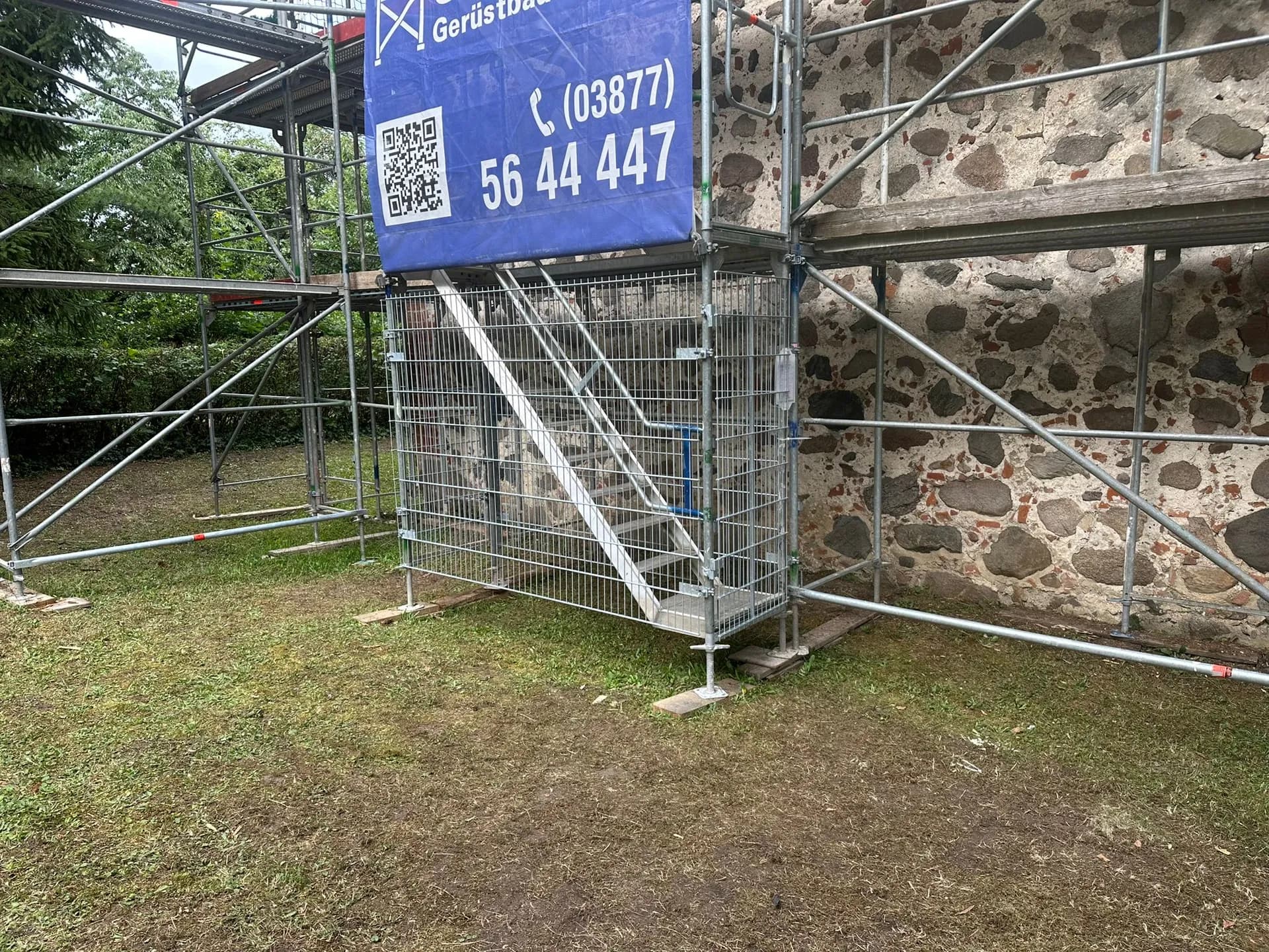 Treppenturm-Zugangssicherung mit Gittertüren am Gerüstfuß, Dorfkirche Gnewikow, SCHWAN Gerüstbau