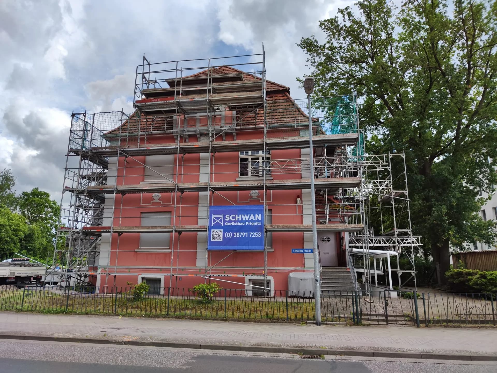 Eingerüstete Stadtvilla mit alter Putzfassade vor der Sanierung, Lenzener Straße Wittenberge, SCHWAN Gerüstbau
