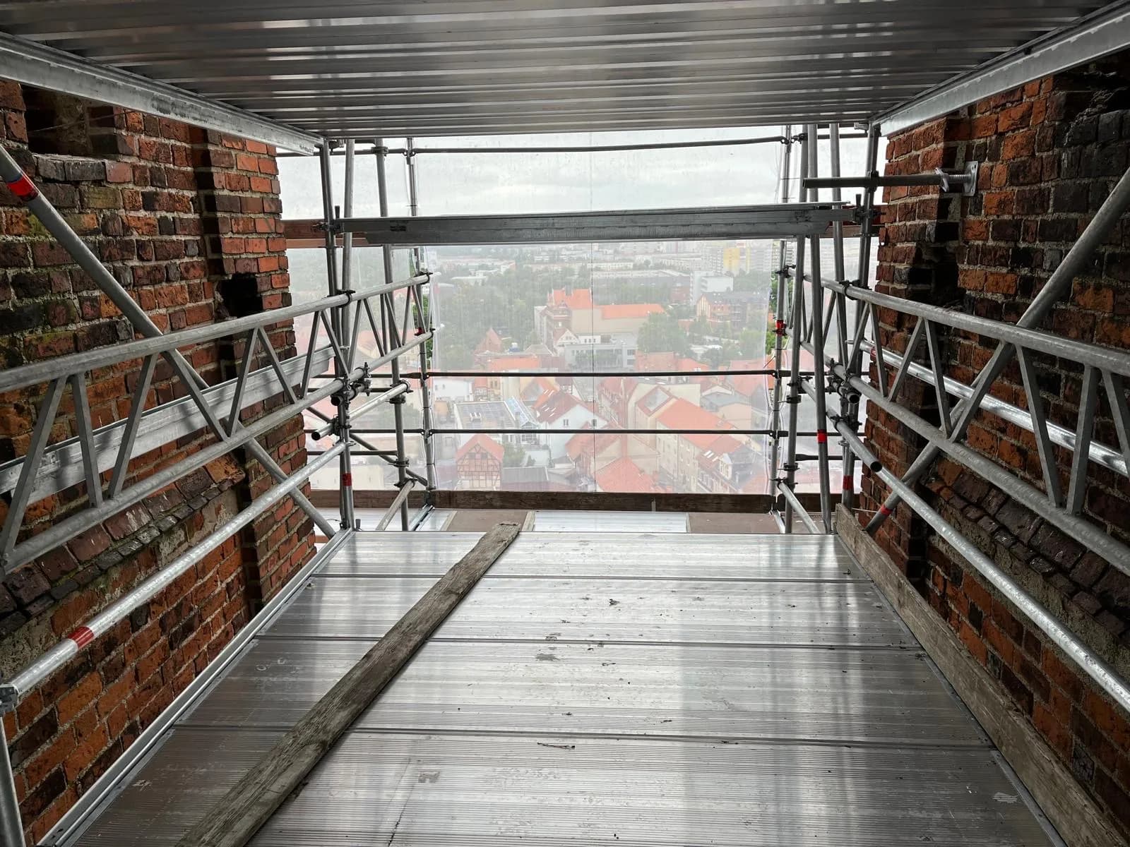 Blick aus der Turmöffnung der Marienkirche Stendal über die Altstadt, Gerüstebene mit Alu-Gitterträgern in großer Höhe