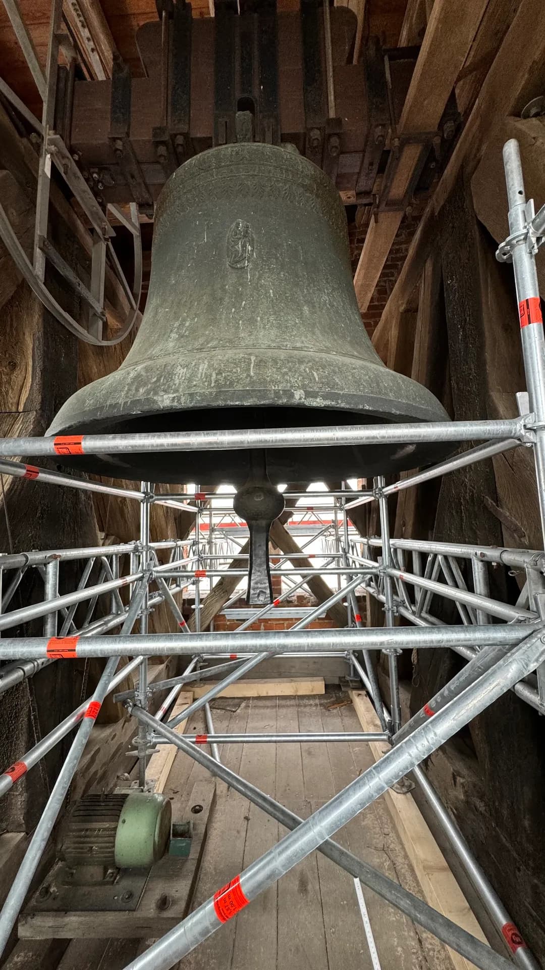 Raumgerüst aus Modulgerüstbauteilen im Glockenstuhl der Marienkirche Stendal, mit historischer Bronzeglocke