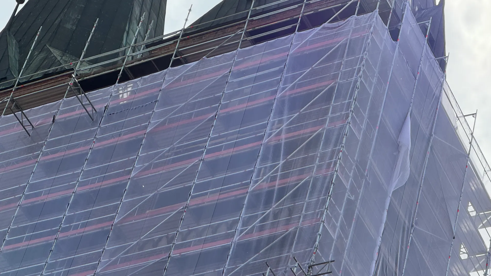 Detail der abgenetzten Gerüstecke am oberen Turmbereich der Marienkirche Stendal