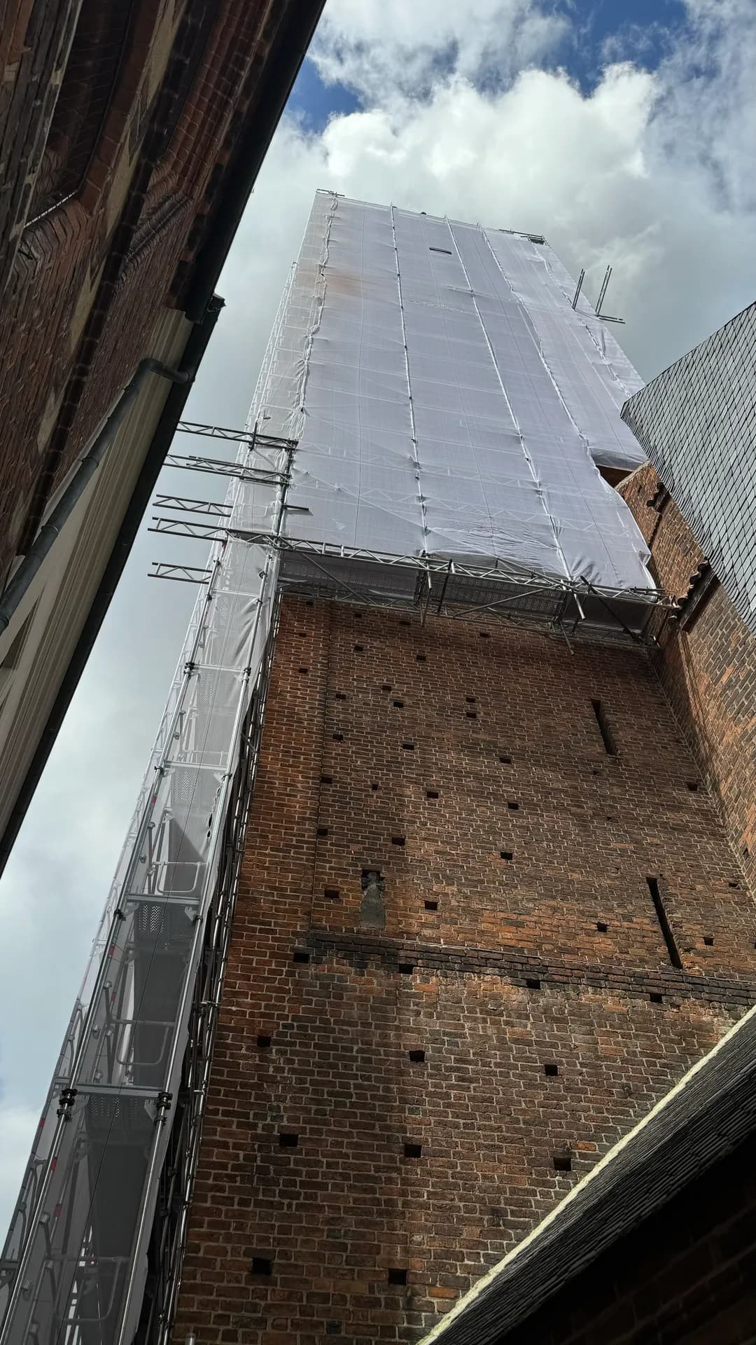 Gerüstbeginn in großer Höhe auf auskragenden Gitterträgern an der Fassadenseite ohne Gründung, Marienkirche Stendal